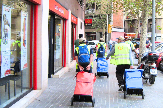 Equipo de reparto de material publicitarios con promotores en San Bartolomé de Tirajana, Las Palmas