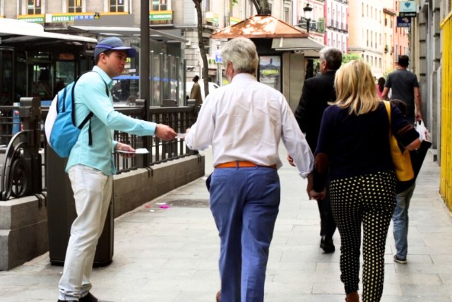 Reparto de volantes en mano con azafatas y promotoras en Alcoy, Alicante