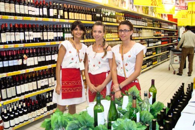 Reparto de publicidad en Bañolas, Gerona con azafatas y promotoras