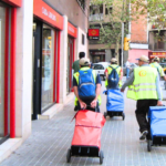 Equipo de reparto de material publicitarios con promotores en Arenys de Mar, Barcelona