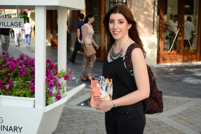 Promotoras en San Juan de Torruella, Barcelona para entrega en mano de flyers 