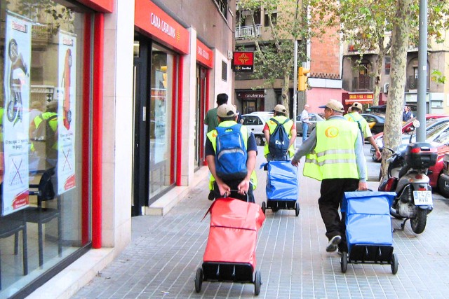 Equipo de reparto de material publicitarios con promotores en Villa del Río, Córdoba