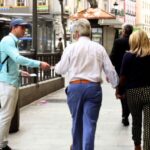 Reparto de volantes en mano con azafatas y promotoras en Boiro, La Coruña