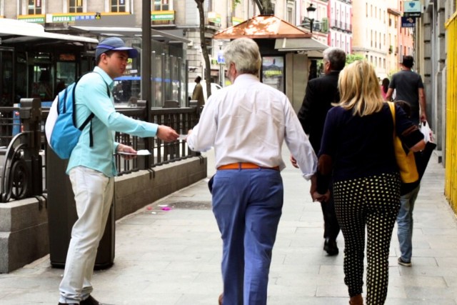 Reparto de volantes en mano con azafatas y promotoras en Carballo, La Coruña