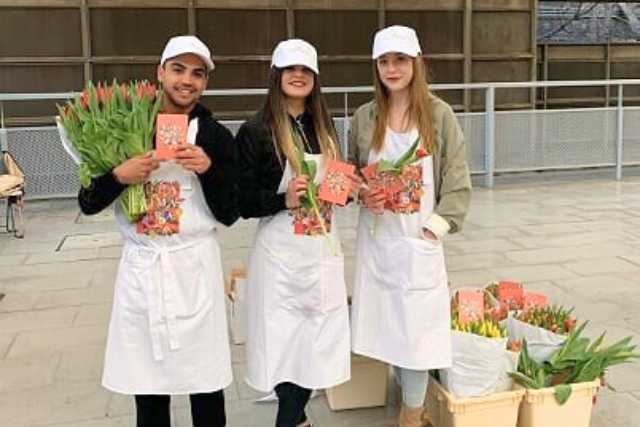 Entrega de flyers en mano con promotoras en Algodonales, Cádiz