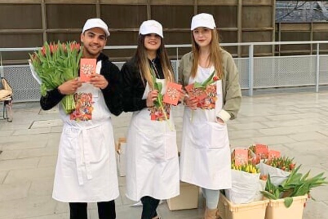 Entrega de flyers en mano con promotoras en San Felíu de Guixols, Gerona