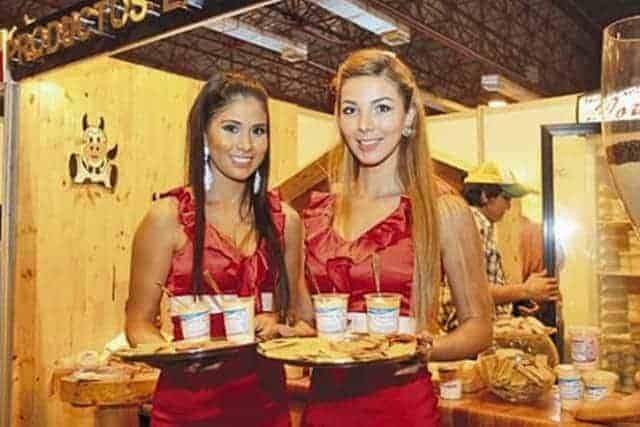 Como destacar con azafatas de eventos y sorprender a tu publico